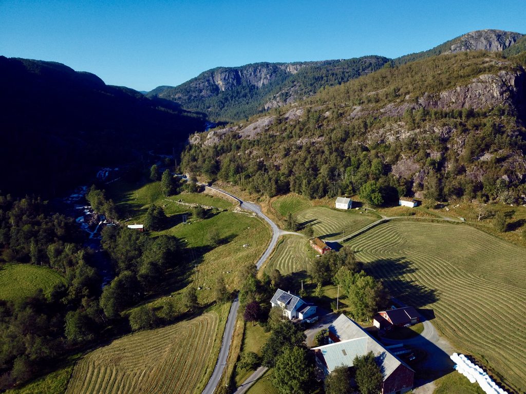 Fossane gard med utleigehus, kraftverk og fossen