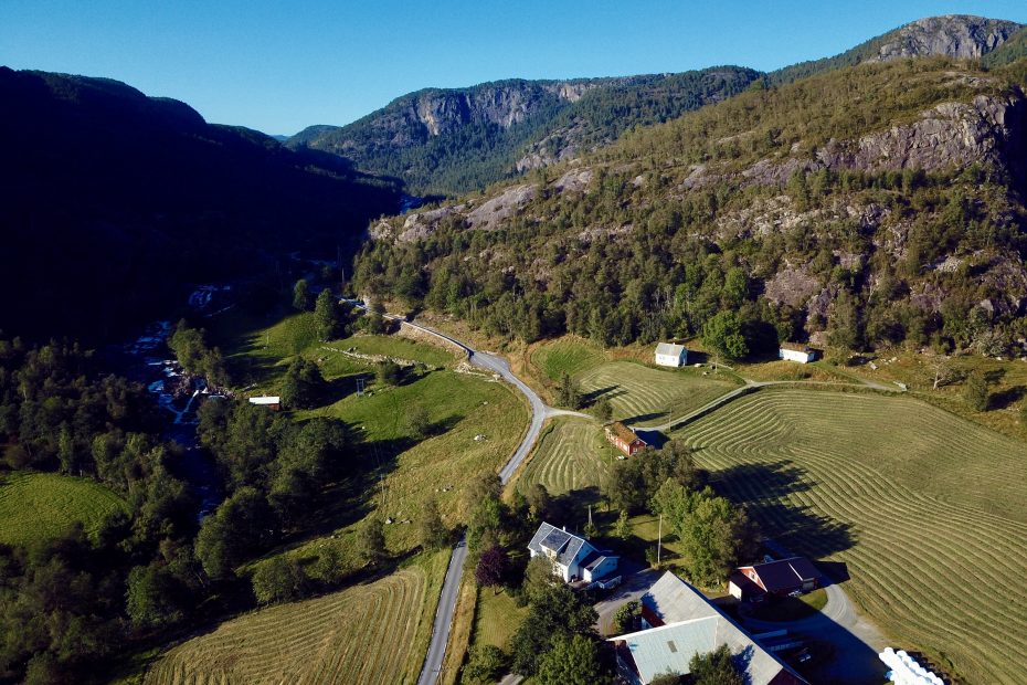 Fossane gard med utleigehus, kraftverk og fossen